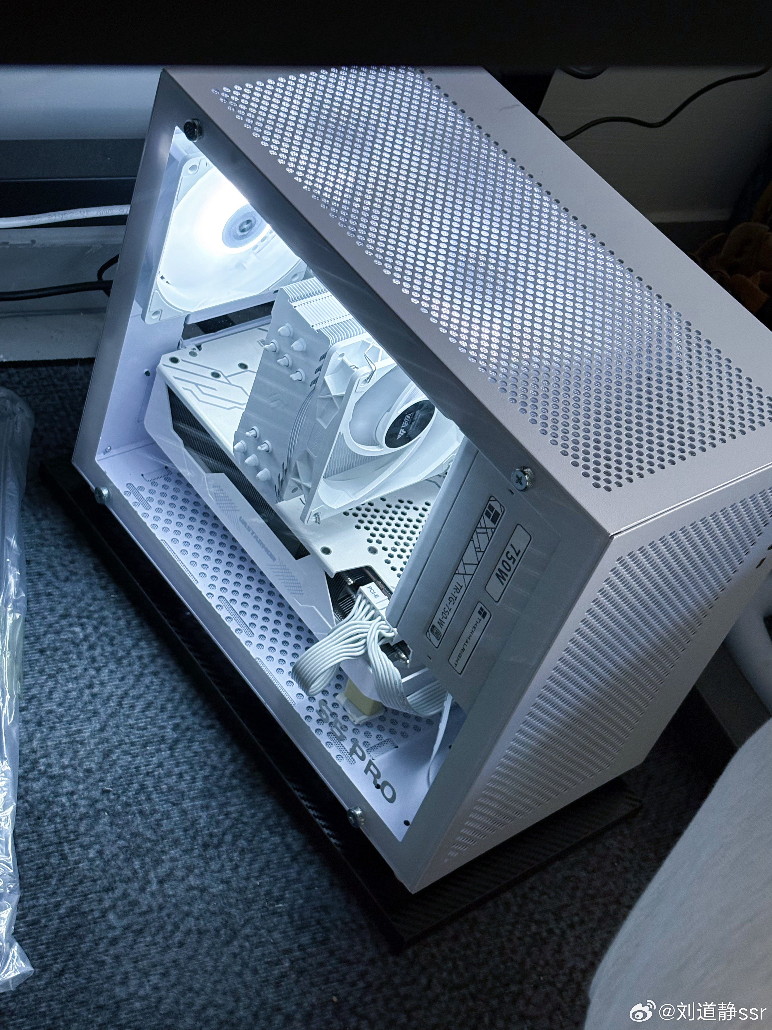 32G内存涨了约3000元工作室的小伙伴把它电脑搬来了她说这电脑内存条涨了300