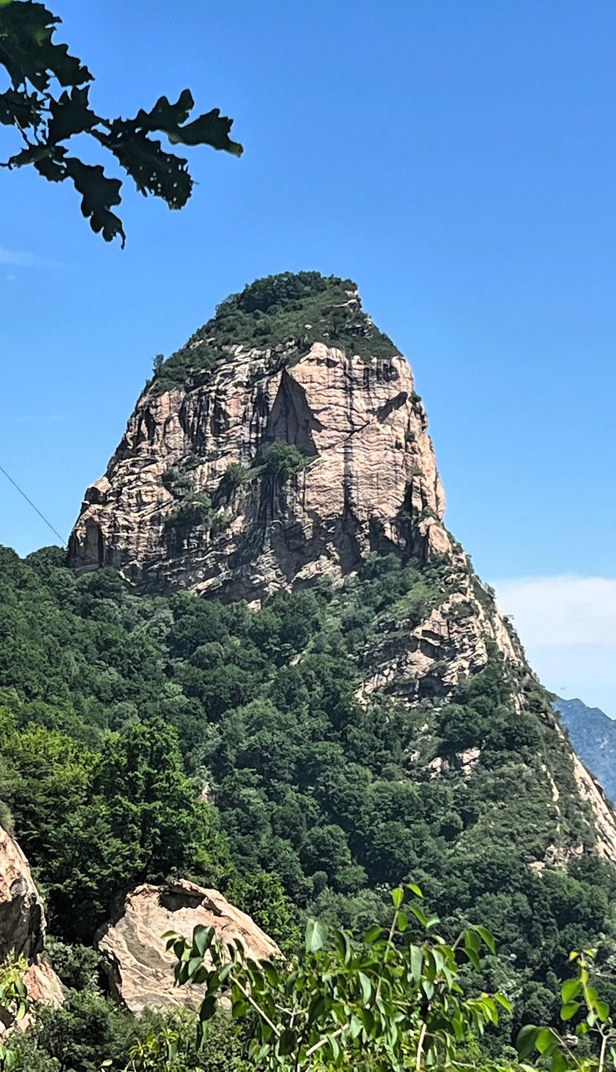 【原创壮丽山峰入眼帘，大自然的鬼斧神工风景如画，美不胜收🏔️🌳