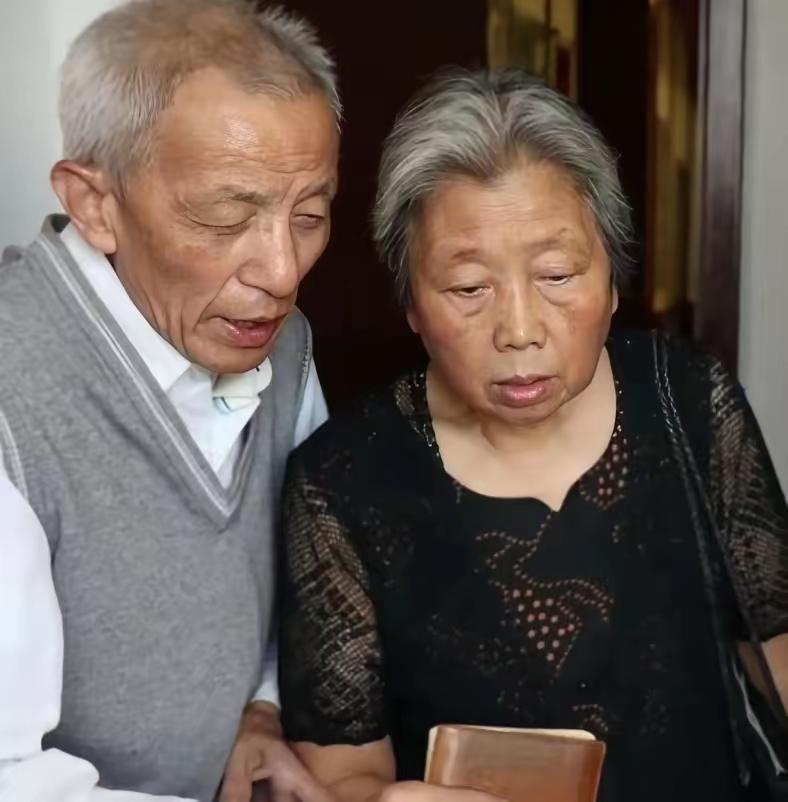 2013年，61岁的知青刘宝华重返米脂县，看望初恋马凤兰。意外发现，凤兰竟然给他