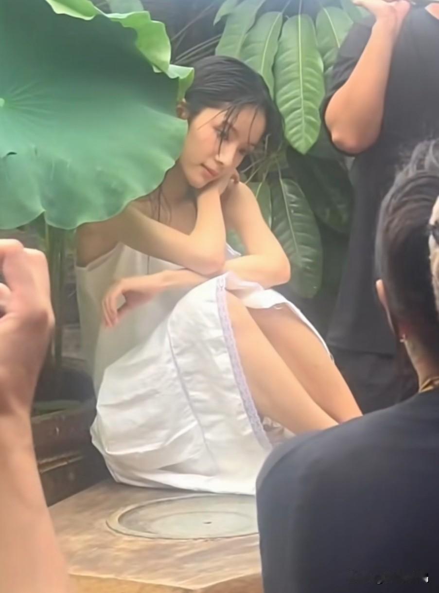 都说上镜胖十斤，
这句话在“南枝”演员思潼身上真的是看不见的，你看在最新路透的她