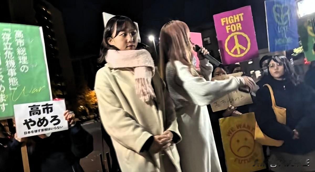 当地时间11月28日晚，东京首相官邸前既热闹又“火药味”十足，数百名日本民众聚集