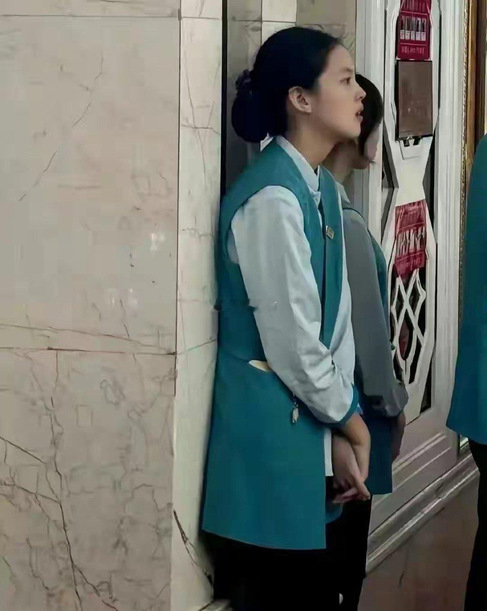 谁能预料到，这个服务员，将来会成为一个大明星 