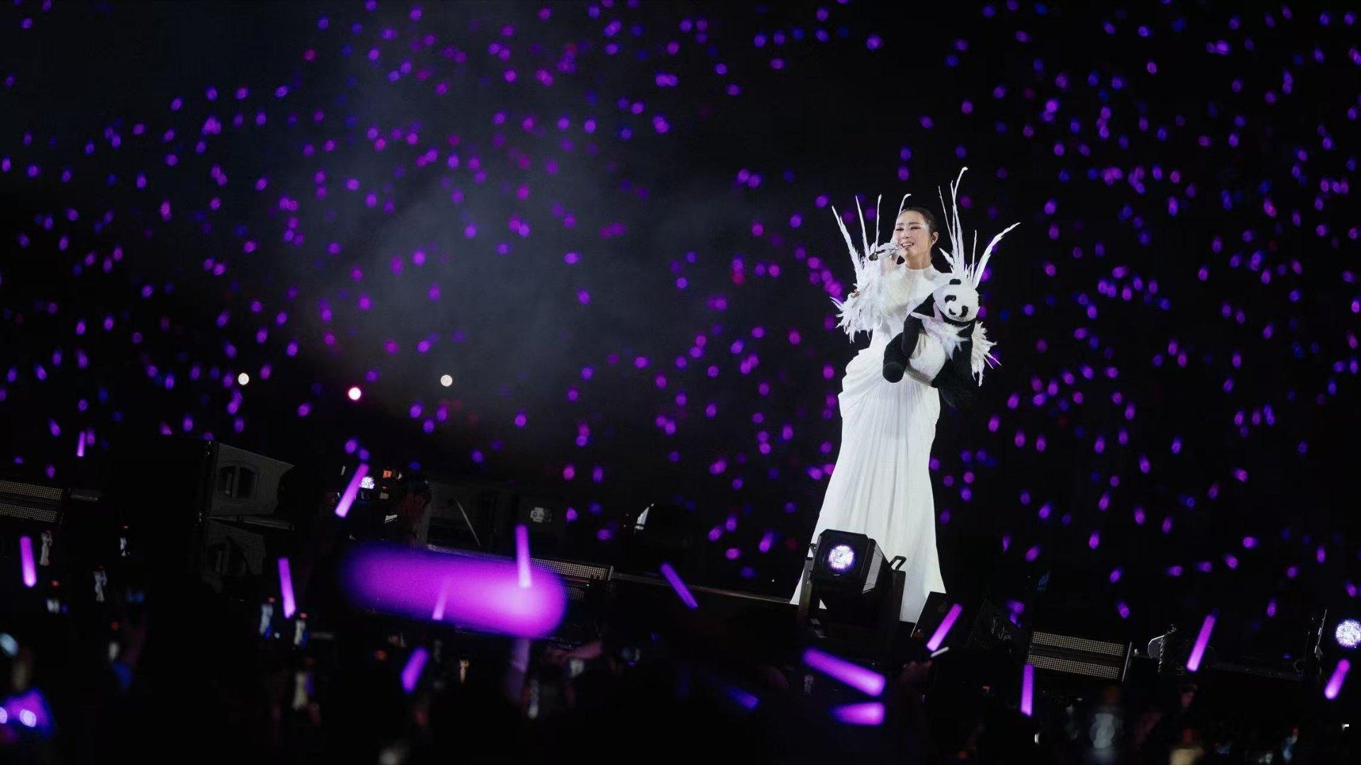 温柔又倔强，洒脱又深情，这就是独属于千嬅的浪漫。闹钟已经设置好，开票拼手速的时候