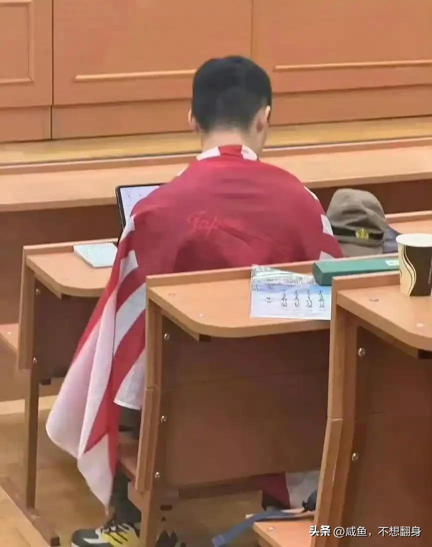 身披旭日旗中国留学生已被遣返
在莫斯科大学的历史课上，一位中国留学生身披日本军国