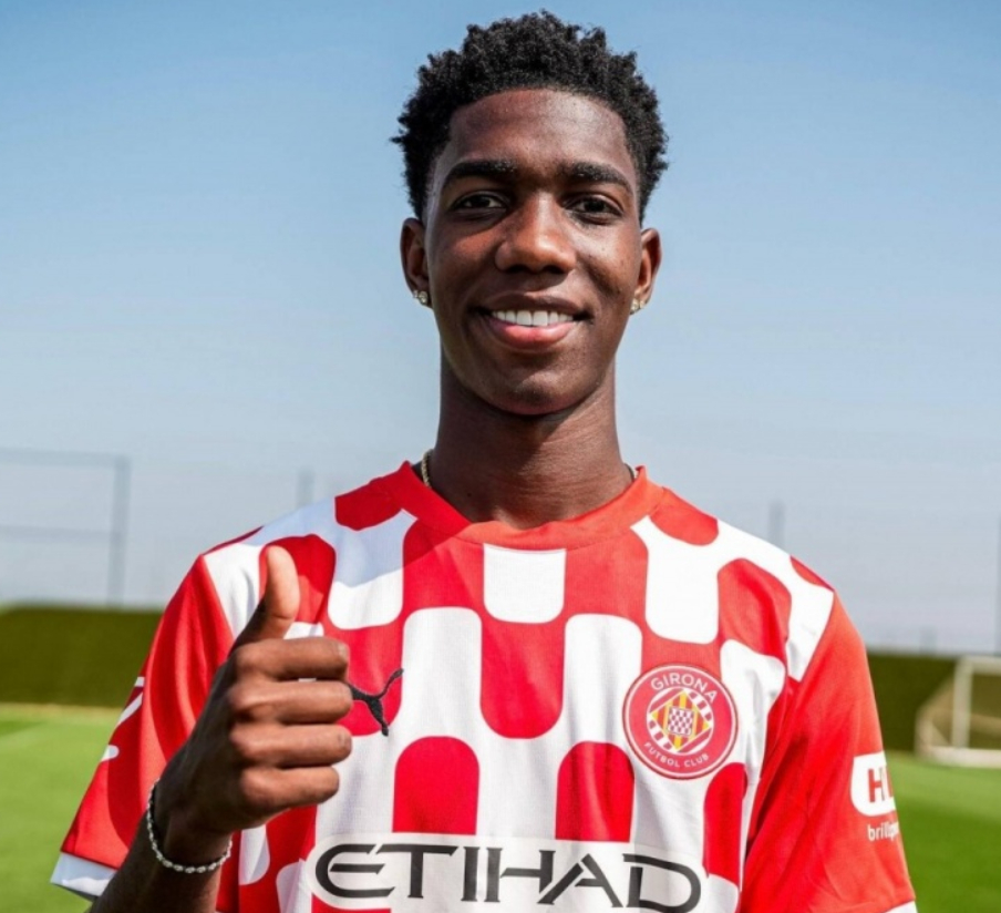 荷兰媒体vi.nl透露，阿贾克斯有意赫罗纳前锋亚瑟尔·阿斯普里拉。阿贾克斯希望在