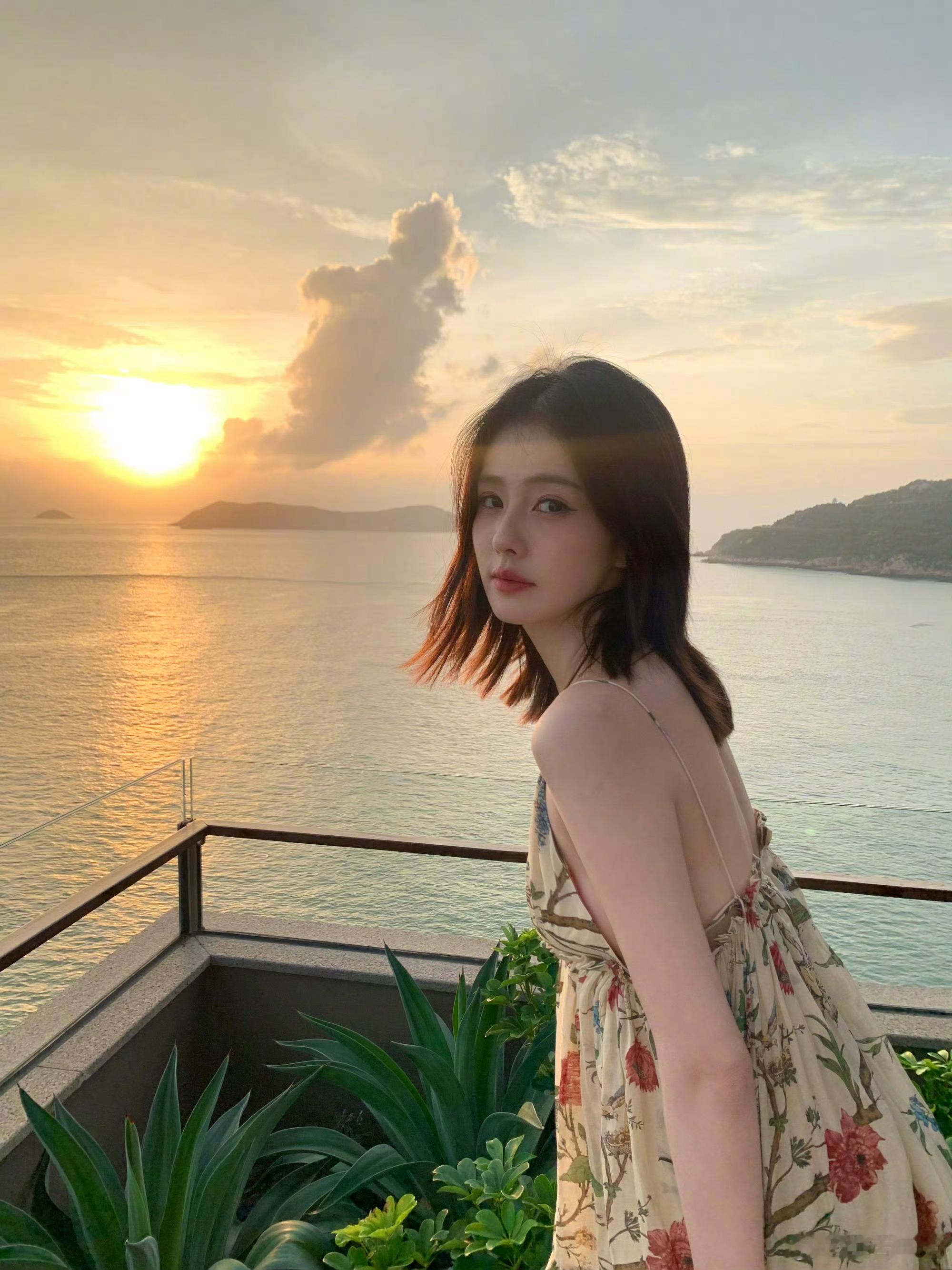 白鹿又剪了短发白鹿又剪头发了美死我了白鹿开到荼蘼开机花篮