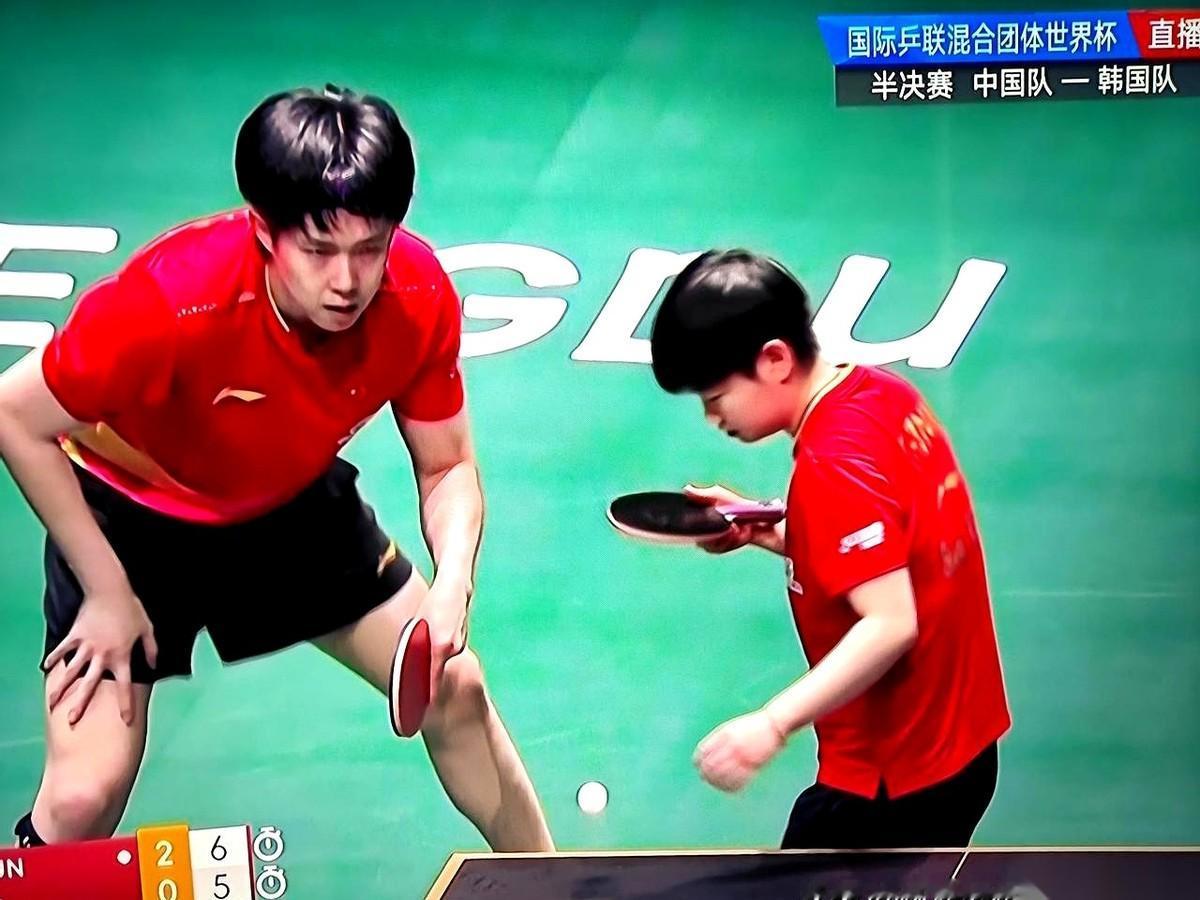 李晓霞在解说台上来了句：“到今天，一场排兵布阵都没猜对过。”
我一下就乐了。
这