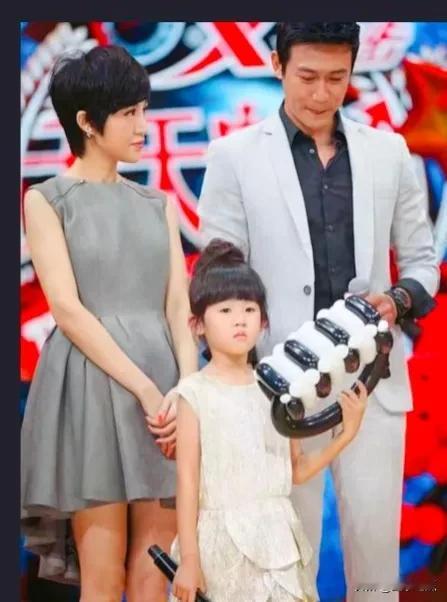 陆毅和鲍雷携自己漂亮的女儿参加活动，女士十分活泼好动，圆圆的脸，大大的眼睛美丽极
