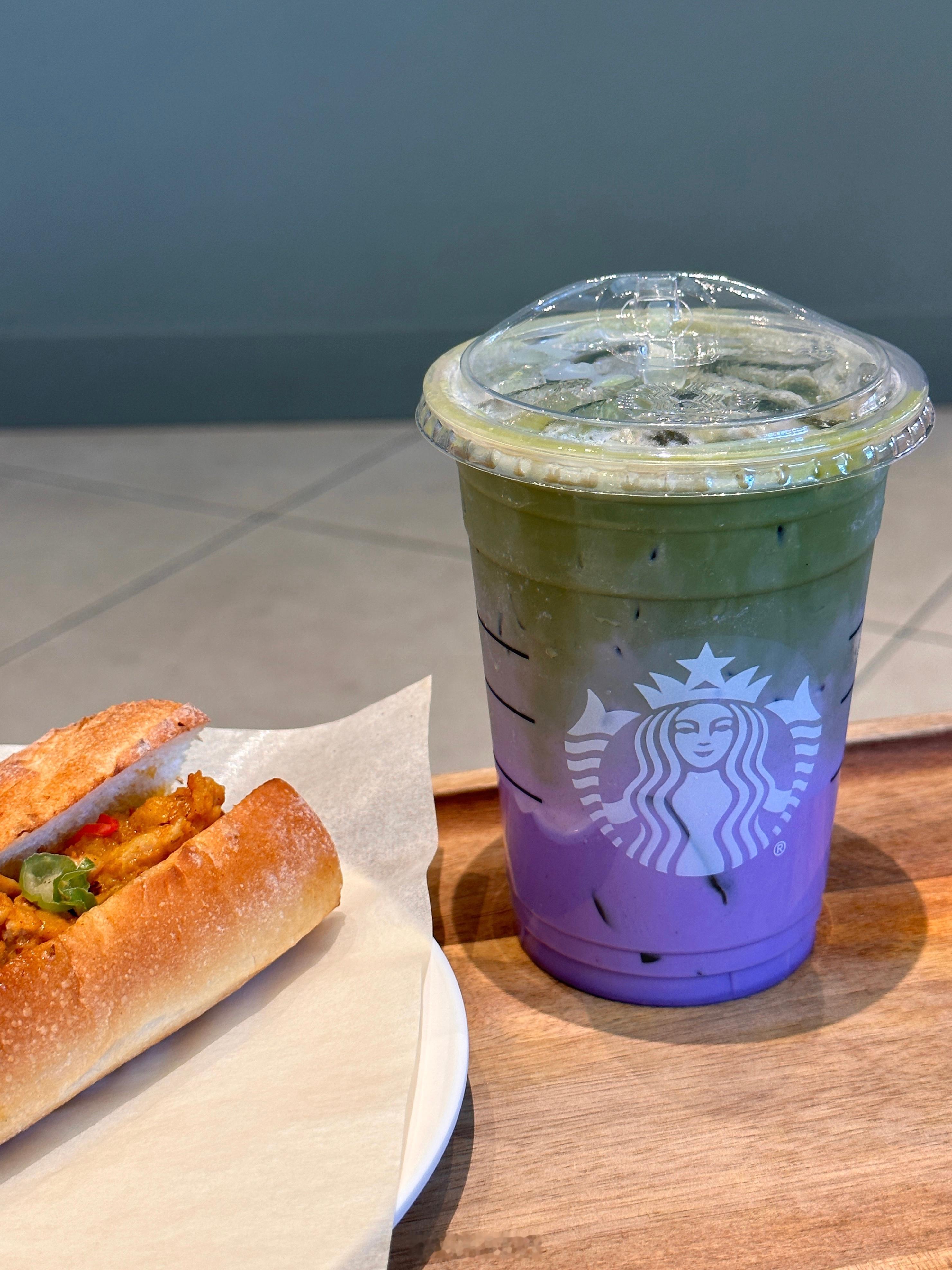 星巴克冰🟣UBE风味抹茶拿铁🍵少甜颜值真的太高了～一定不要搅拌喝 入口清香的