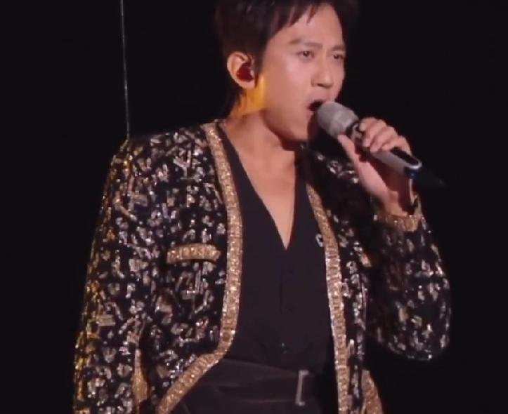 邓超在今晚的跨年晚会上又唱又跳，气息居然一直很稳，完全没有跑调走音，我们超哥真的