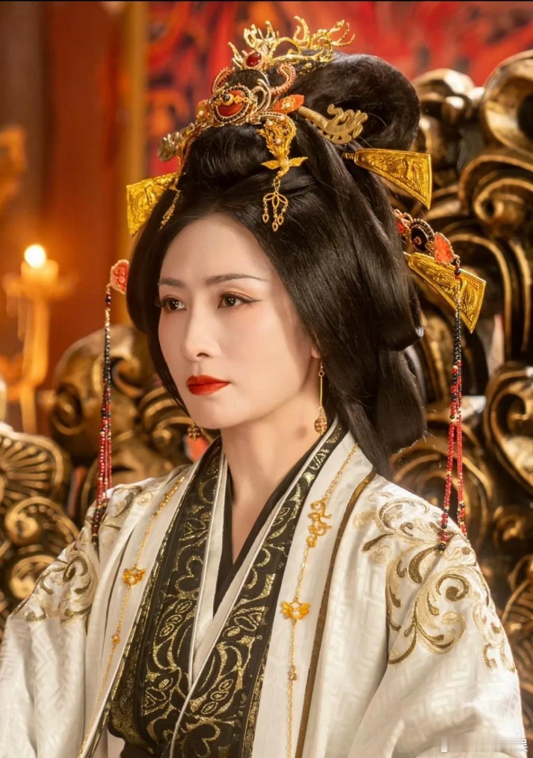 雀骨 何太后陶昕然吐槽何太后角色单一 7月26日，有网友调侃陶昕然在《雀骨》中饰