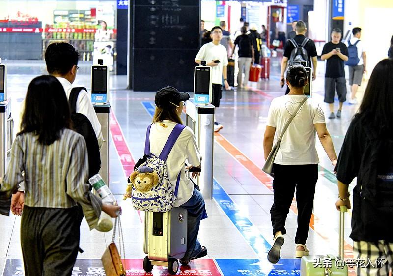 某地通报了几件事，说是12345不能也不该受理的事项，我拣一件说吧。说是某人从A