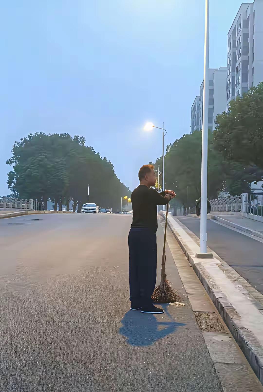 沈巍大师要离开白鹤了，他的心情应该是极为复杂的！当看到孤零零形支单影站在白鹤街头