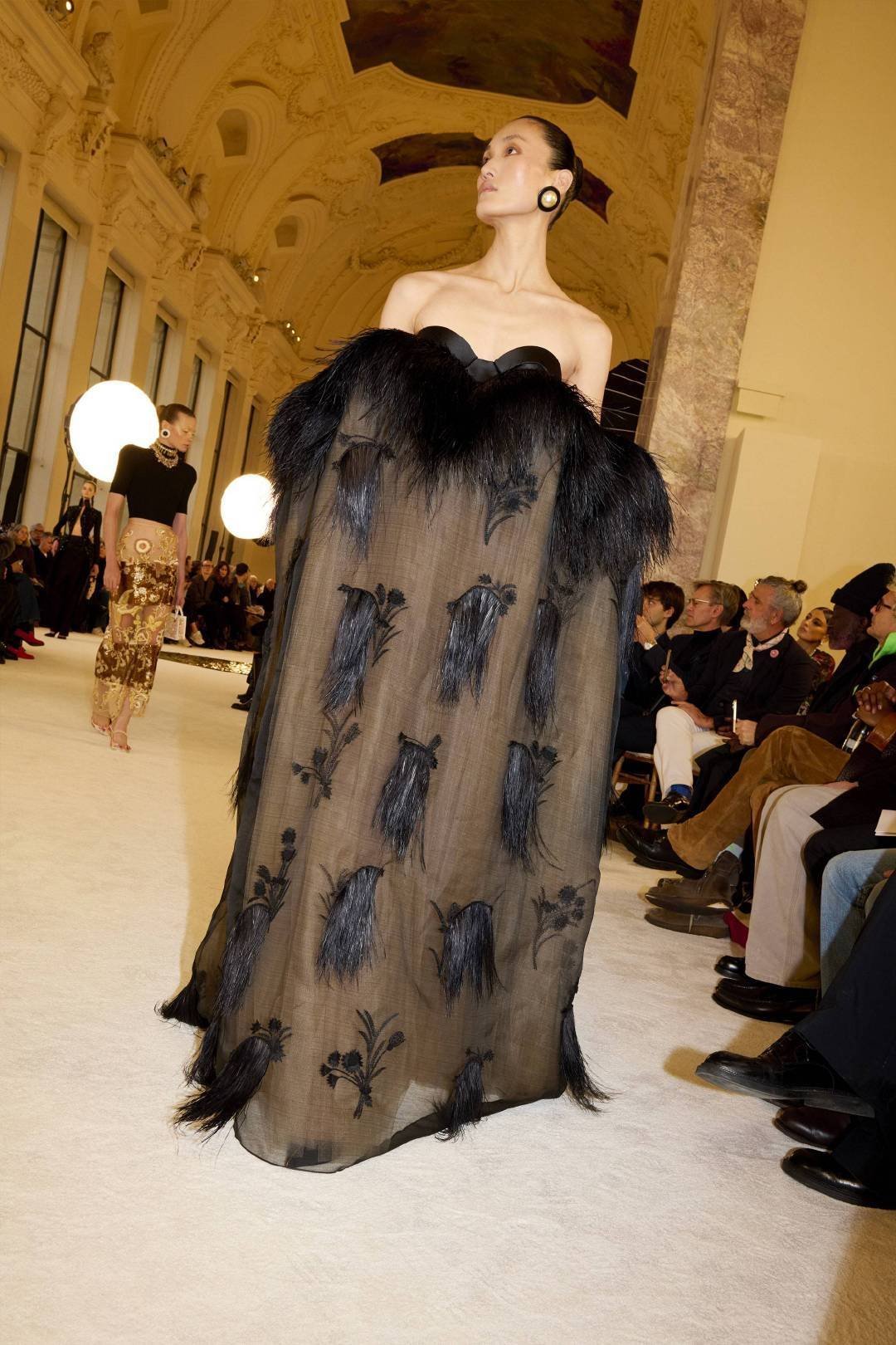 Schiaparelli Spring 2025 Couture系列令人惊艳。该
