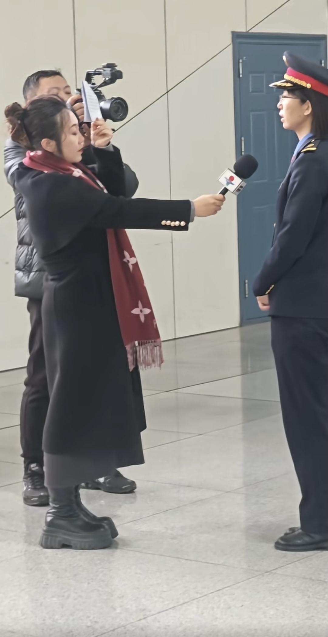 这个画面太熟悉了！
以前我被采访，
也是这么做的[捂脸][捂脸][捂脸]。
原来