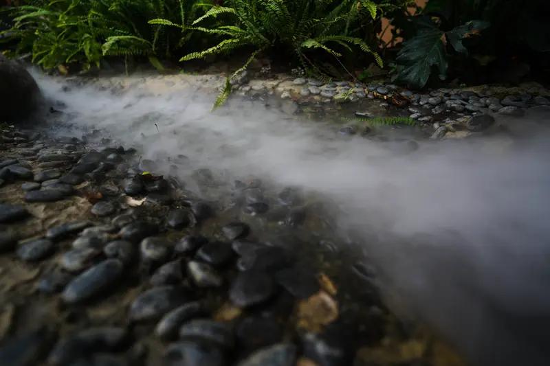 上联：云开山有色；
下联：雾散水无声。