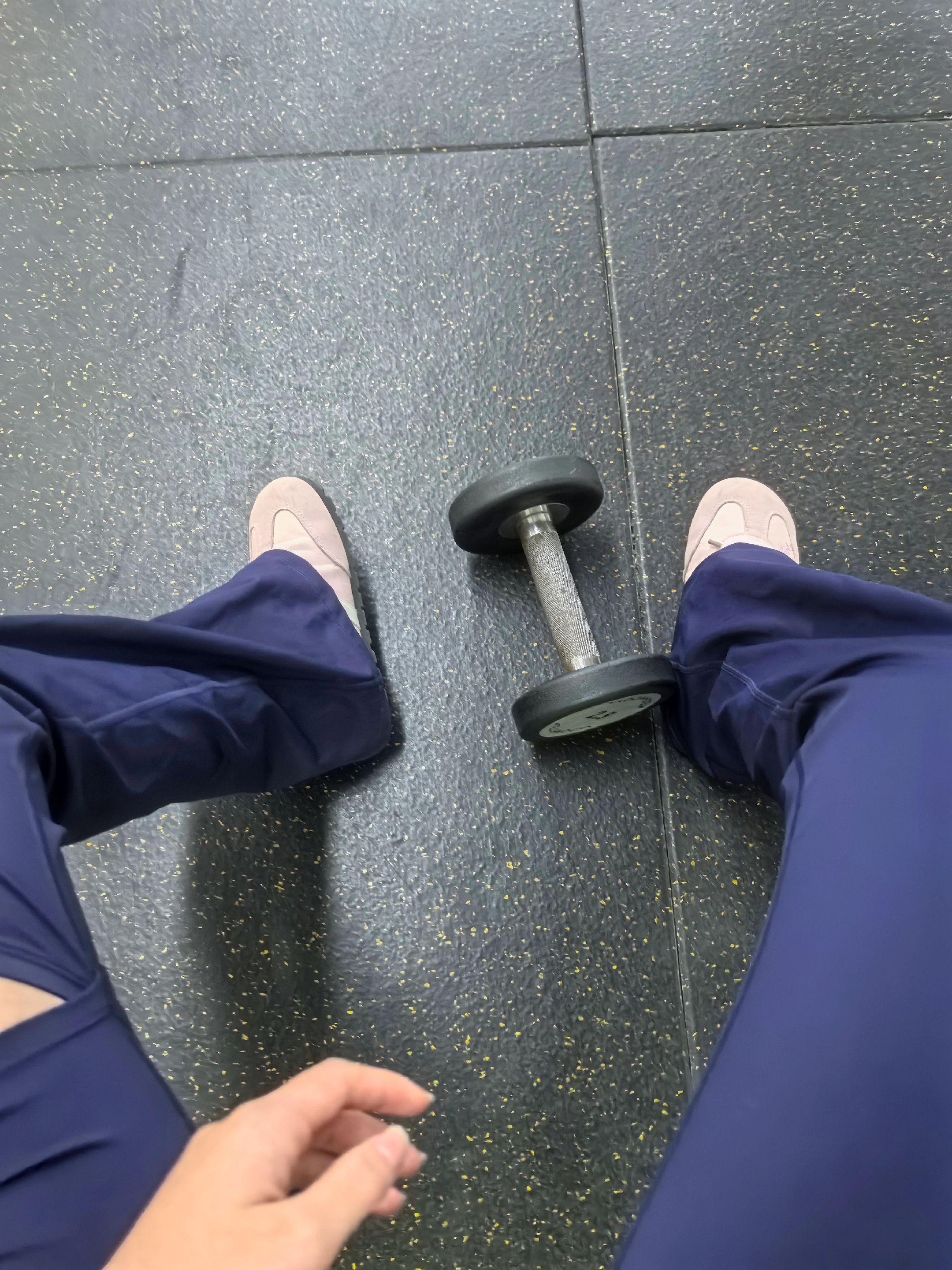 如果下雨天我摔倒了又不小心把你的裤子扯下来了 那你是先扶我还是先扶裤子