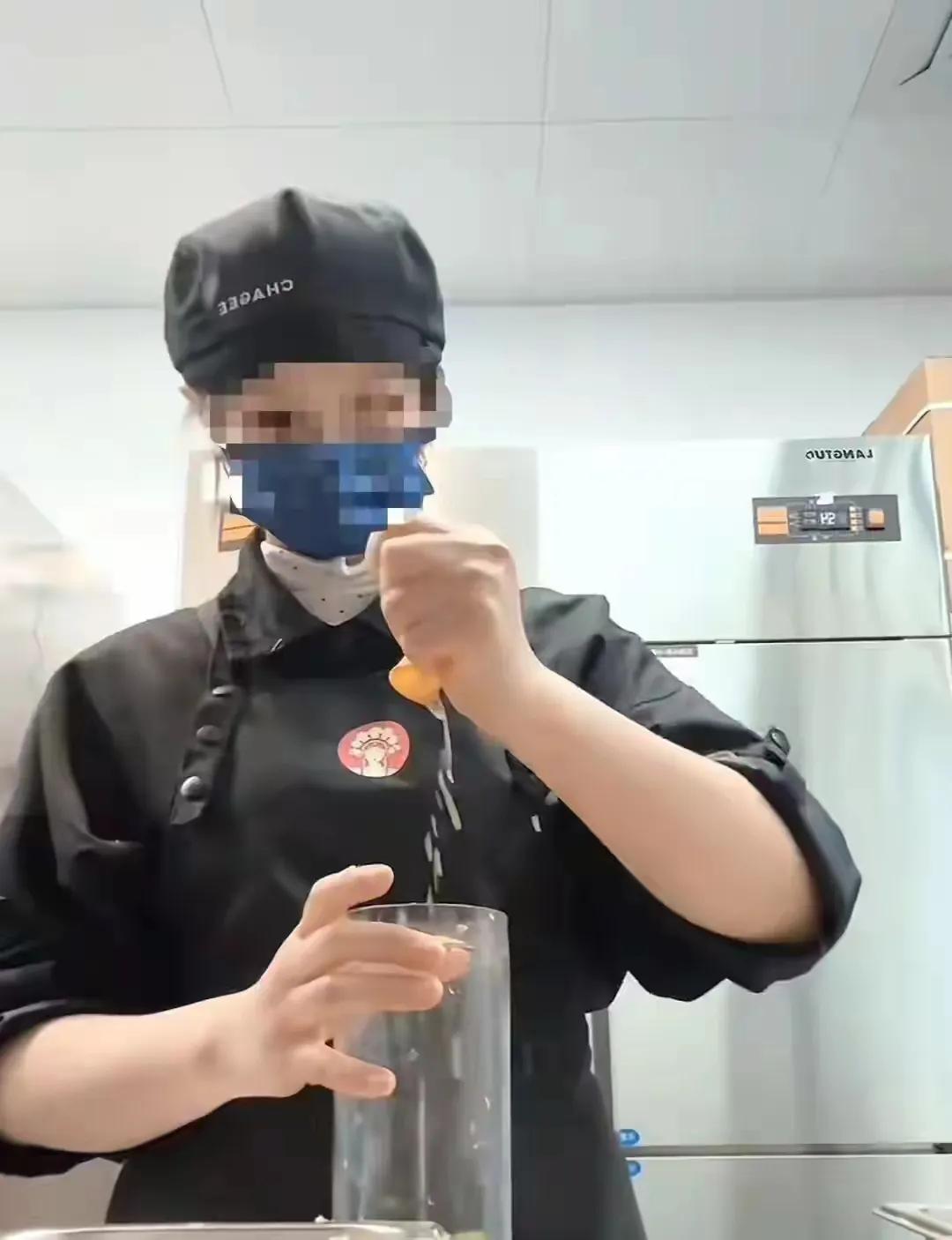 霸王茶姬店员摆拍徒手制茶引风波，品牌重罚却暴露管理漏洞
 
霸王茶姬这起徒手制茶