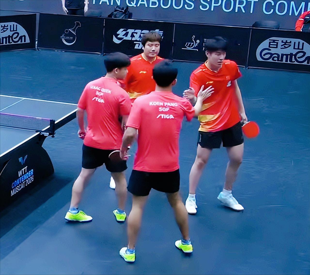 我去！梁靖崑/温瑞博2:3爆冷输给新加坡组合。
我早说过，
别让梁靖崑打双打了，