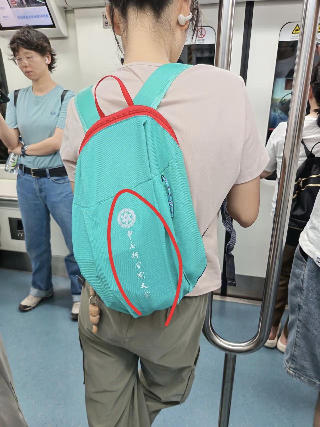 比起满身大牌，我竟然觉得这个包更让人高攀不起。[捂脸]