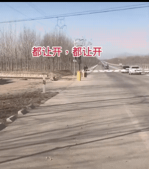 起初还以为这一辆老头乐，挺猛的，它过去后才知道，原来是辆轨道车。不过，别看人家个