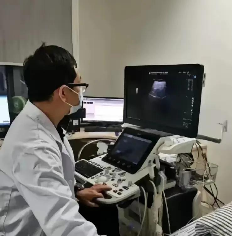 这个医生火了。湖南长沙一55岁男子在医院被诊断出肝癌晚期，情况危急。妻子毫不犹豫