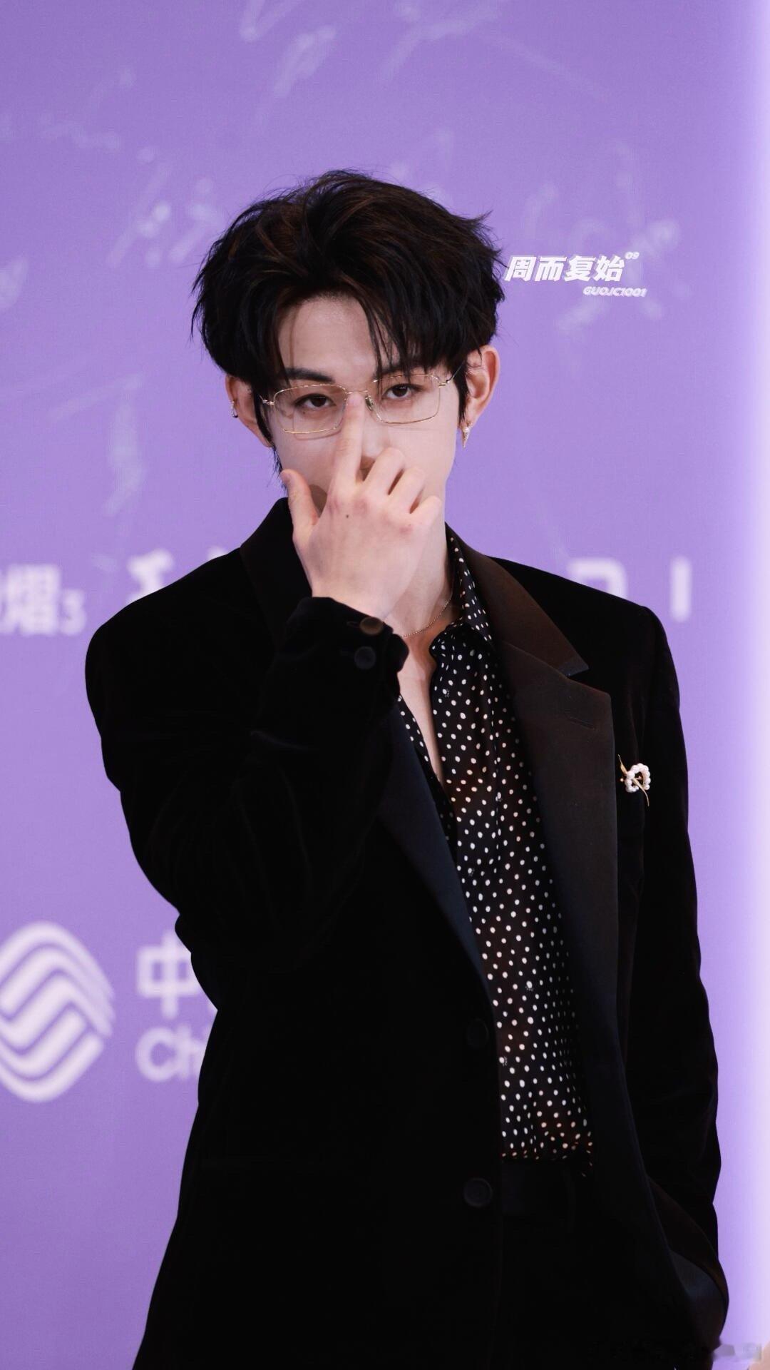 郭俊辰凌晨两点拍出发图 凌晨两点的神仙颜值！郭俊辰金丝眼镜加持痞帅感爆棚，深夜拍