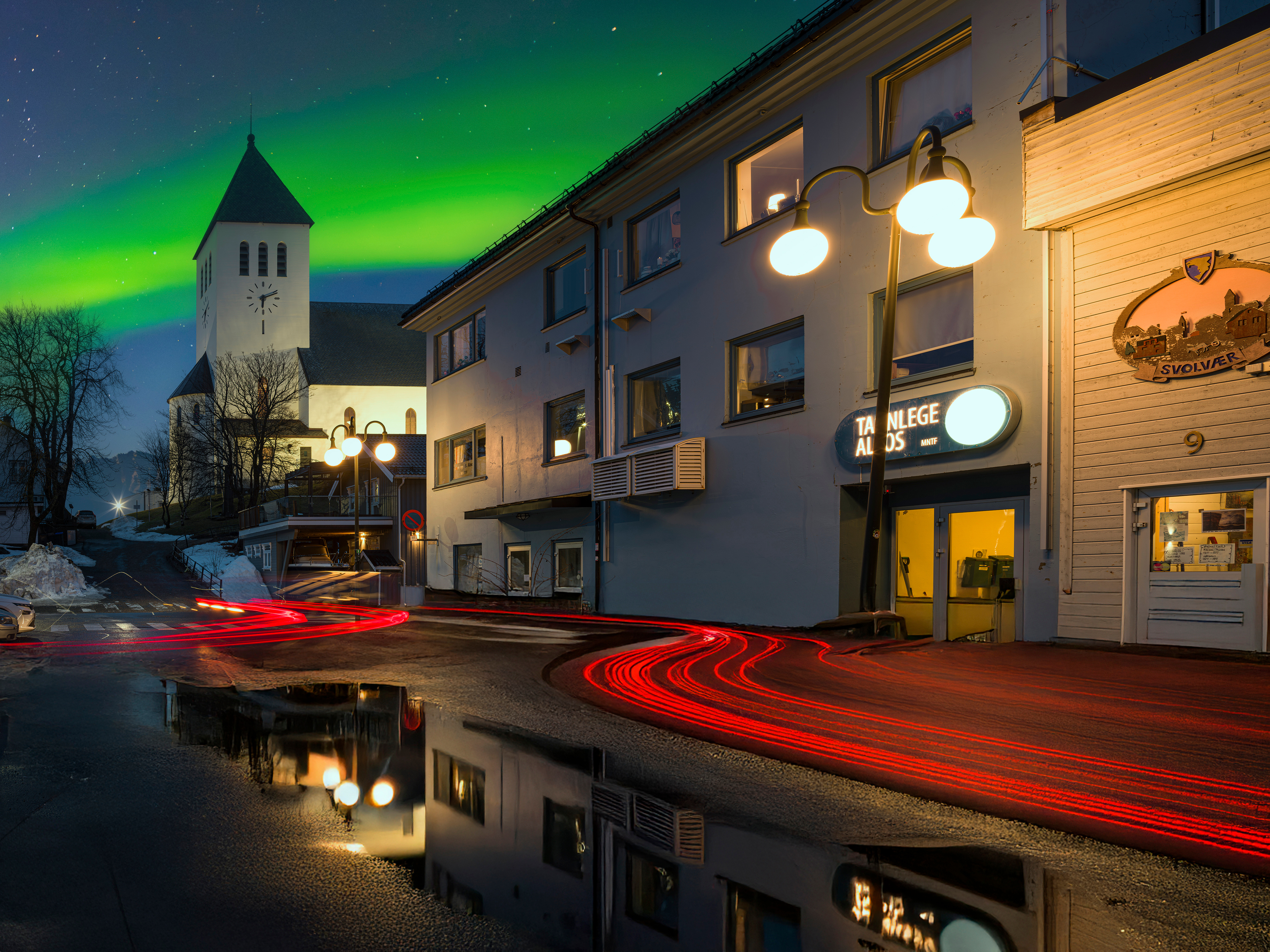 雨后的罗弗敦，斯沃尔维尔，仿佛被重新擦拭一新。街灯亮起，水洼成镜，车轨把安静的小