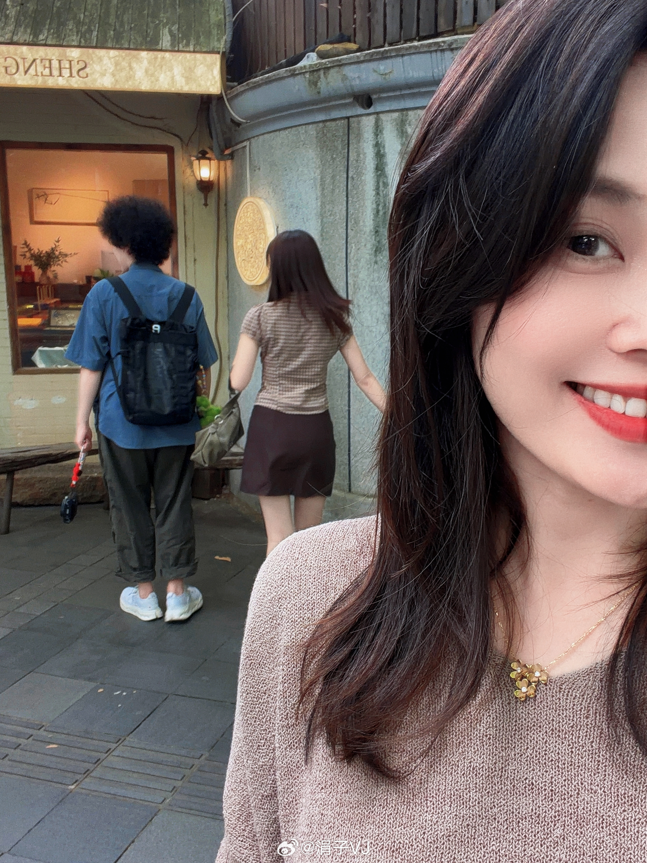 上海的武康路，如今被满街拍照的小姐姐们包围，不再适合闲逛，我后面有对情侣在拍摄转