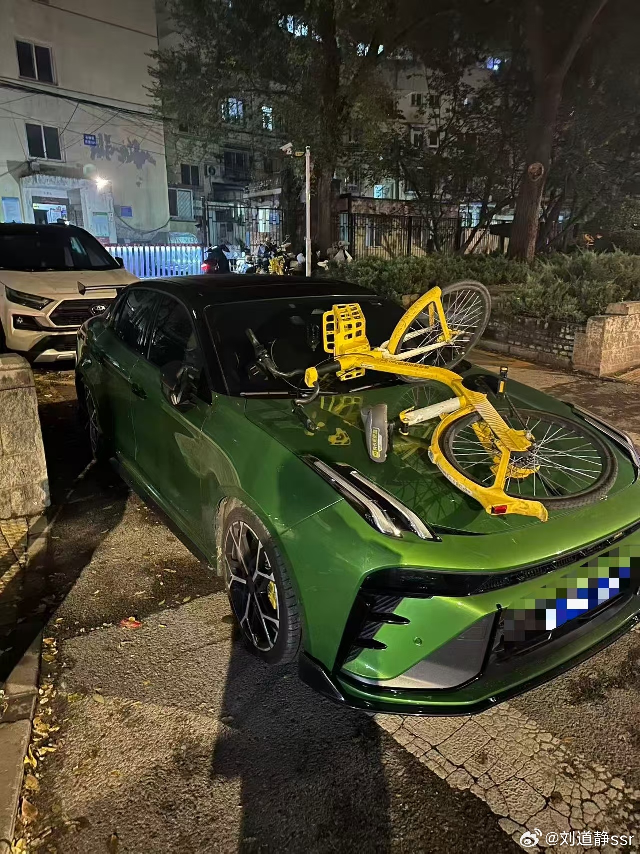 谁把共享单车扔人家车上面了还给人机盖都砸坏了，等着赔钱吧只能说这人太坏了[怒] 