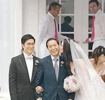 徐子淇的澳大利亚婚礼
竟然亲吻了公公李兆基
平时两人合照也很亲密
这让吃瓜群众瞠