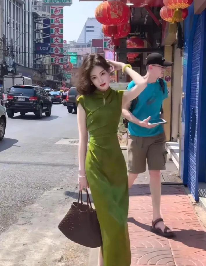 这是哪家姑娘呀
穿上国风新中式改良旗袍美翻了
配一双高跟鞋，走在街上
一扭一扭的