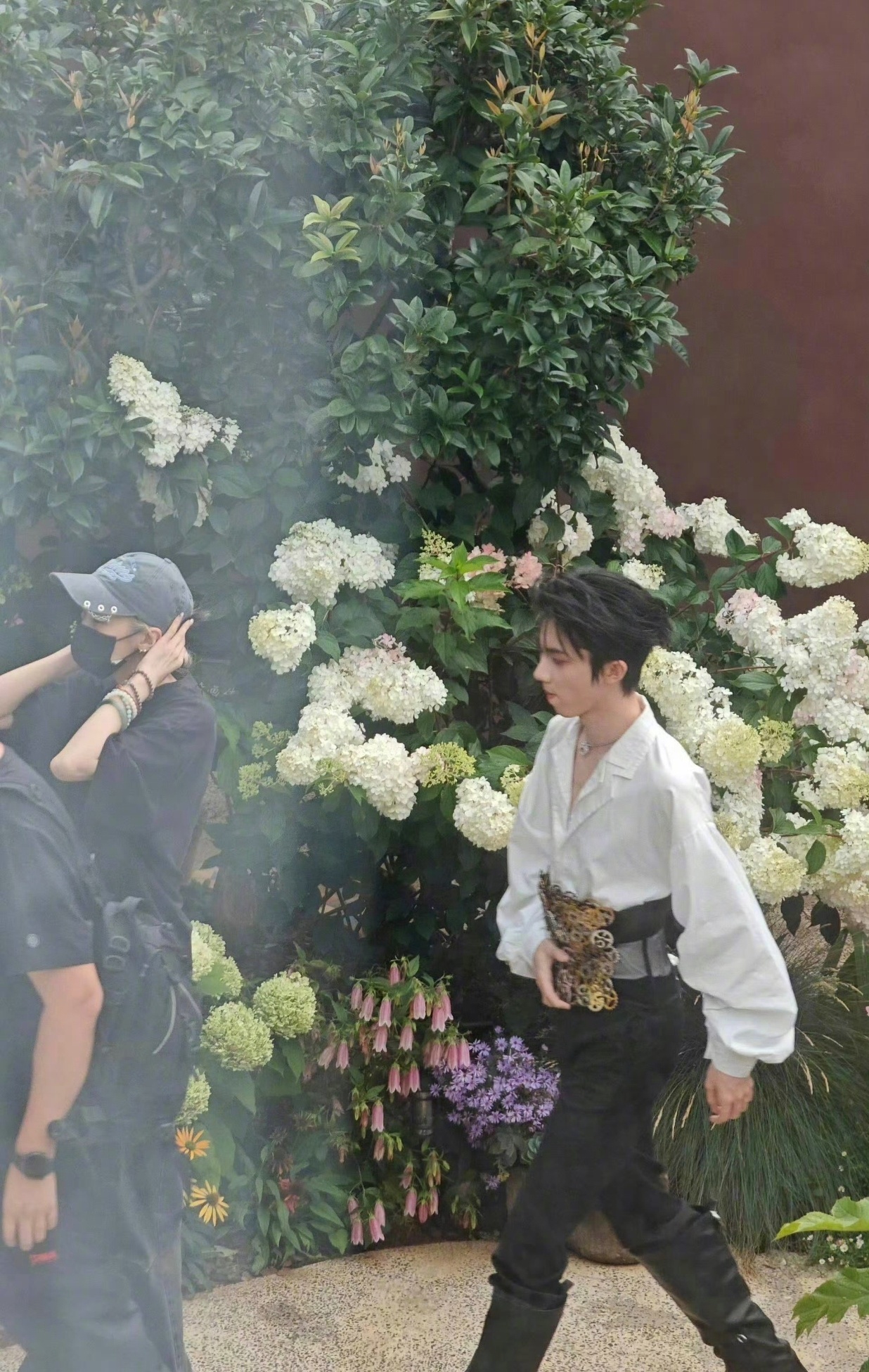 丽江偶遇马嘉祺网友在丽江偶遇马嘉祺，古风造型清爽亮眼！白衫搭配束腰好显身材外景路