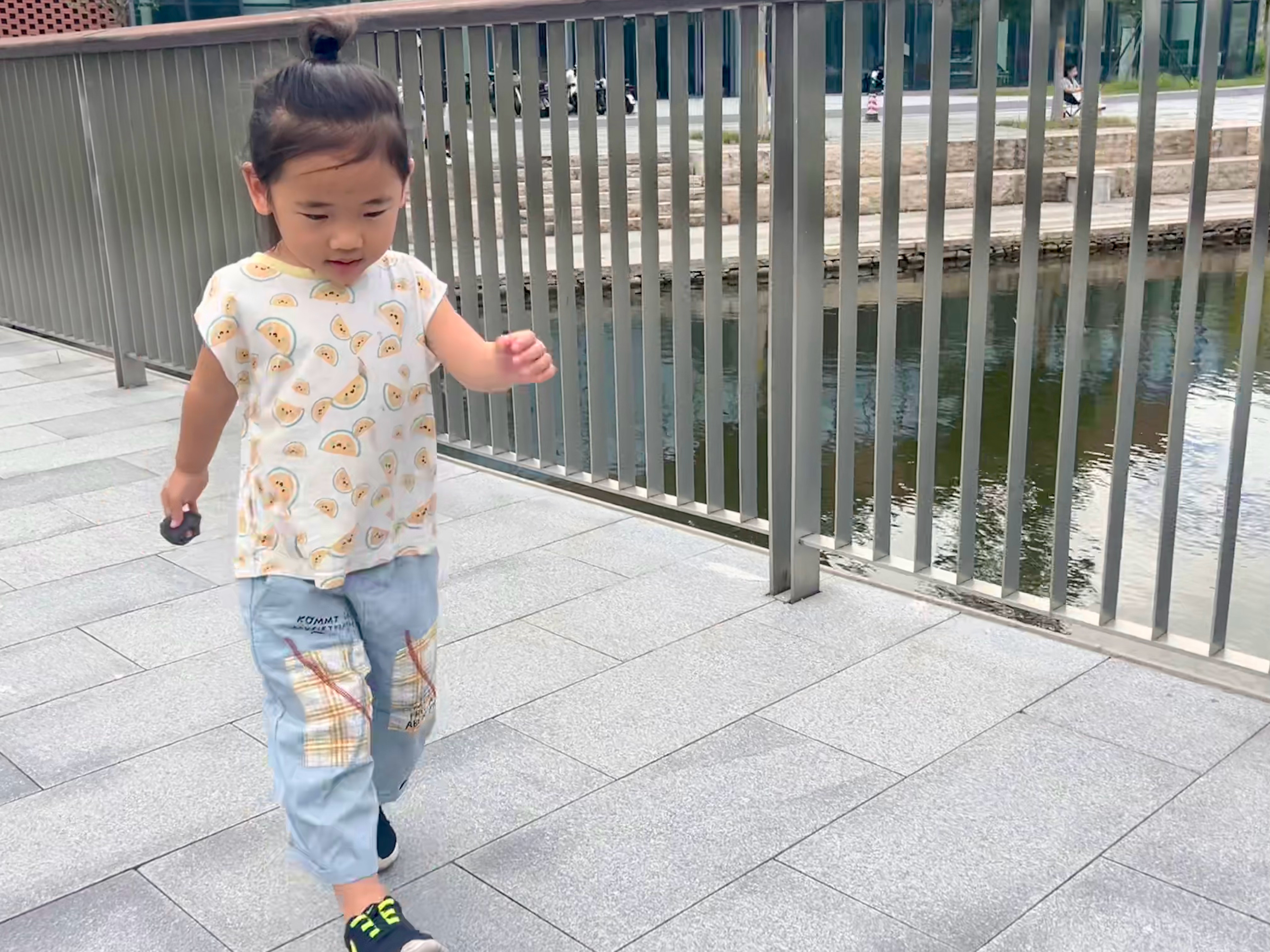 忙忙碌碌的一天，从接完柚子哥哥才能闲下来～有一点点空闲也陪可爱多户外啦，上班太苦