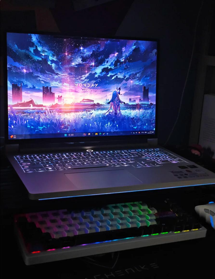 酷睿Ultra200HX，六边形战士来袭！ROG枪神9系列打破传统专业电竞本傻大