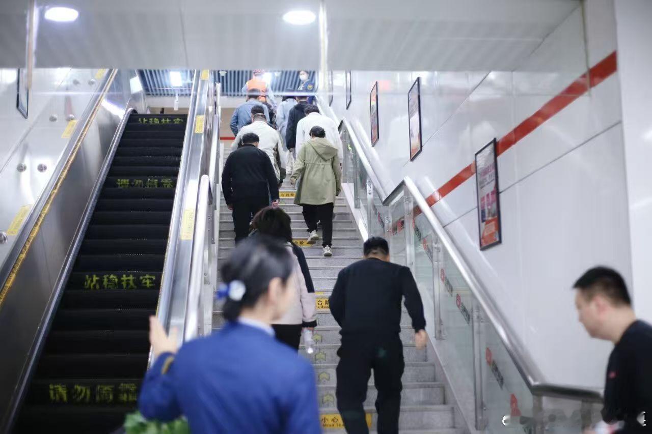 【合肥轨道开展2026年防汛应急演练】4月25日凌晨，合肥市轨道交通2026年防