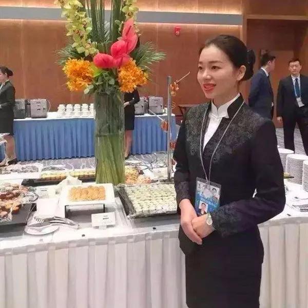 为啥年轻人都不喜欢干服务员呢？

答案就是工作强度大，服务员上班时间不固定，必须