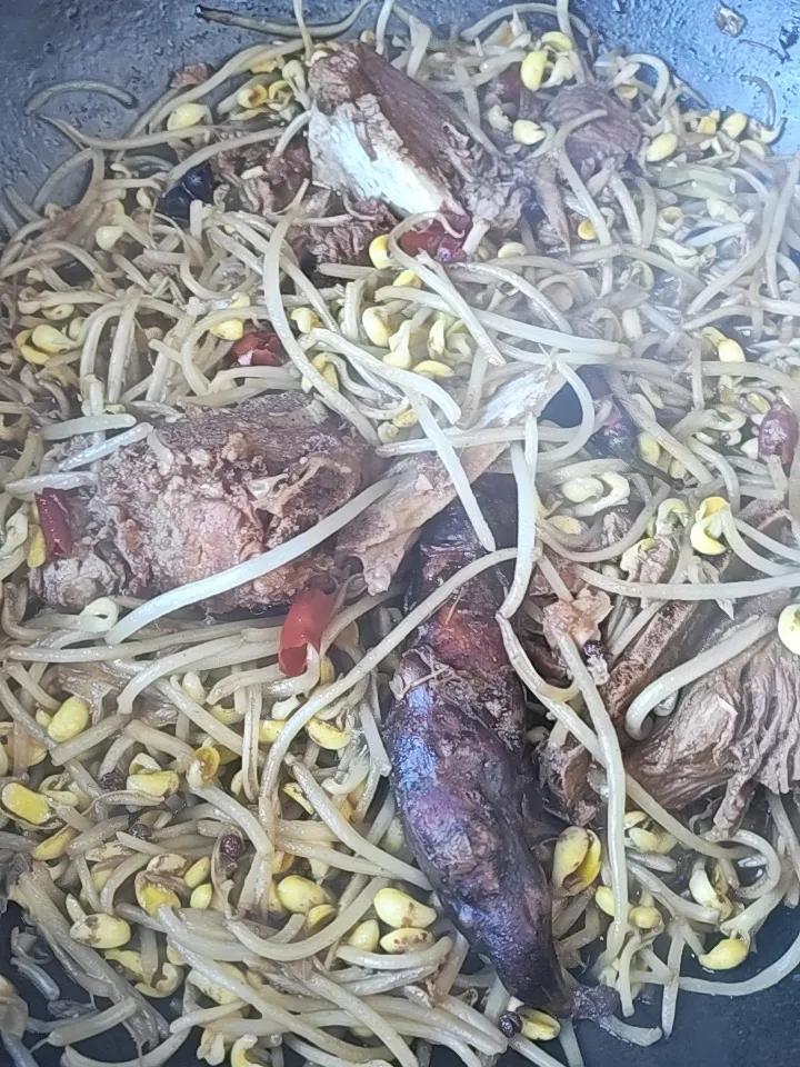 上联:山上芳草绿;求下联锅中豆芽香