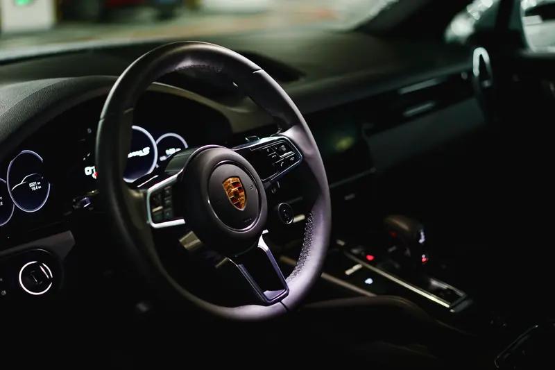 俄罗斯这事儿太离奇了！自11月28日起，多地数百辆保时捷突然锁死断电，像中了邪一