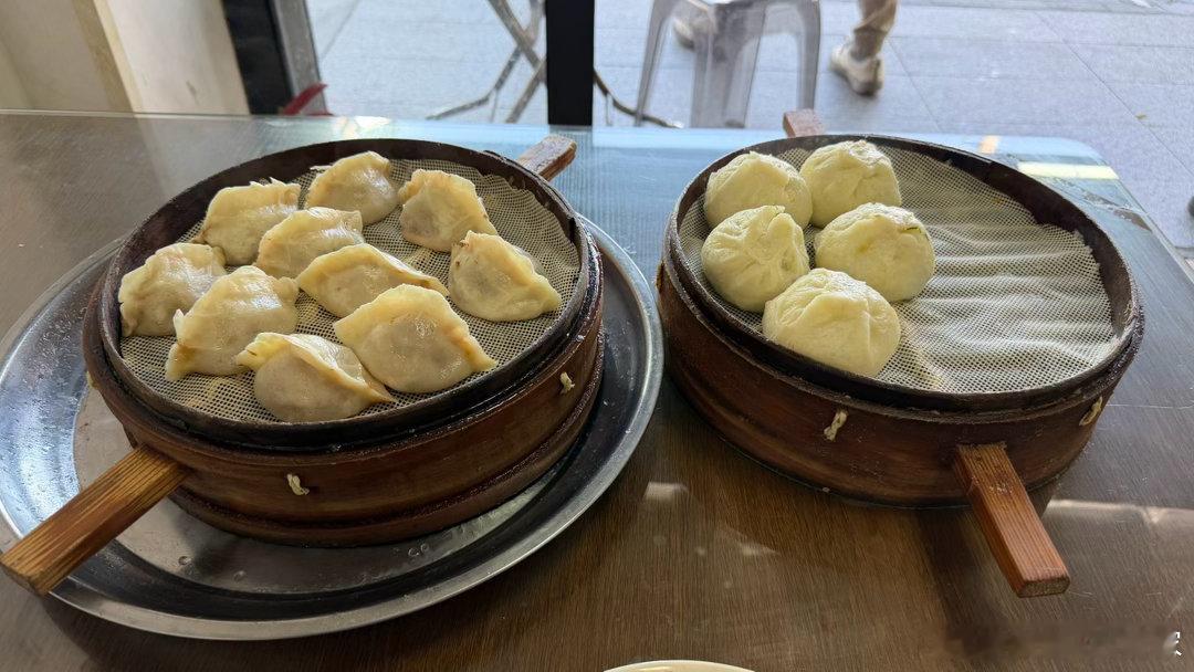 “老板，给我两屉包子，我有惊喜哦～而且必须是两大屉，还必须要上6个盘子，必须让我