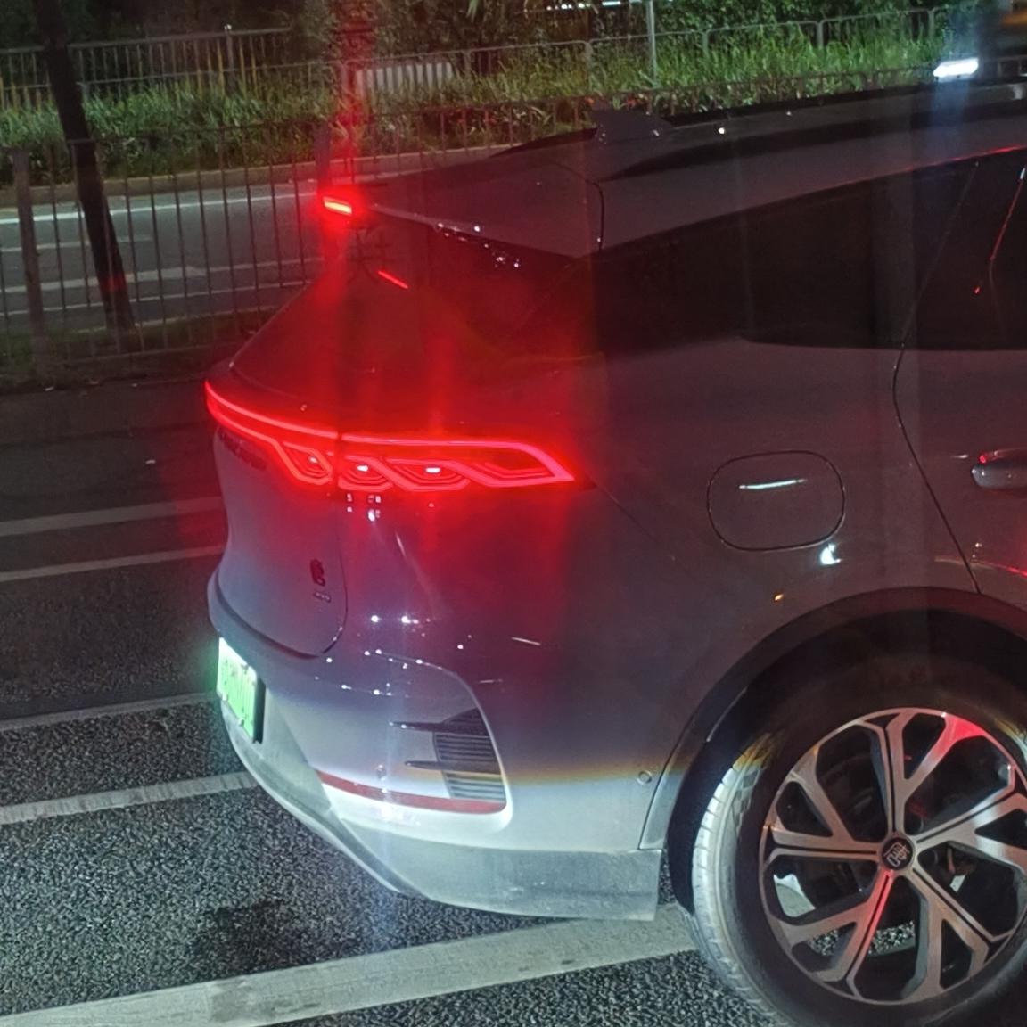 比亚迪太忙了，都要和他比，都说能比过他！
华为，跟比亚迪比智驾；
宁德时代，跟比