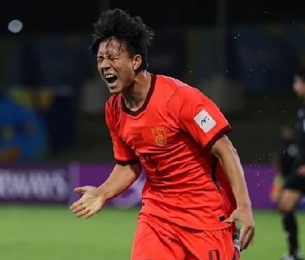 发现了没，U17这帮孩子，一个个黑不溜秋、精瘦精瘦的，连衣服都大了一号，一看这身