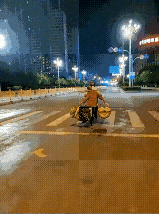 你大爷还是你大爷，你大妈还是你大妈!这样的平衡力，就算是年轻人，也没有办法做到这