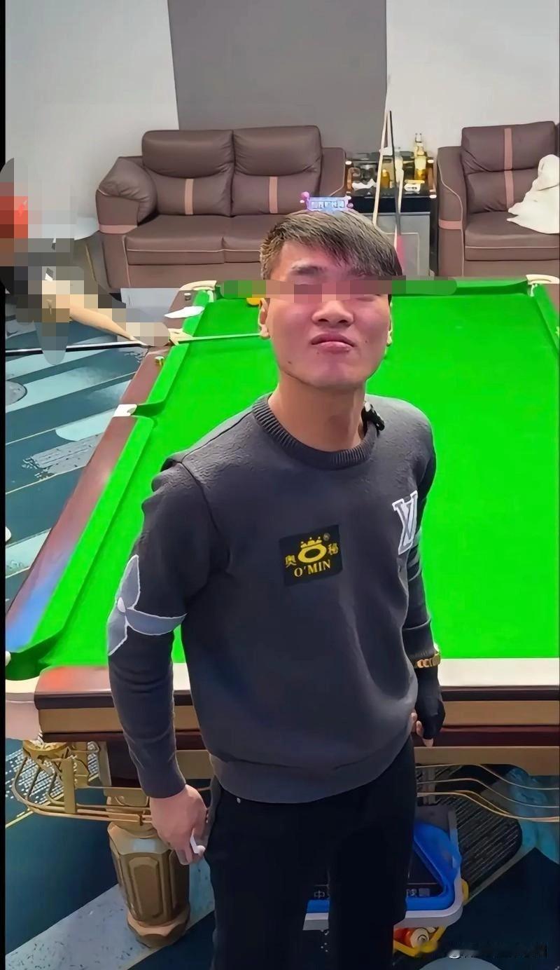 好家伙，这事儿真是活久见！
一个百万粉丝的台球网红，叫苏A，正开着直播呢，突然