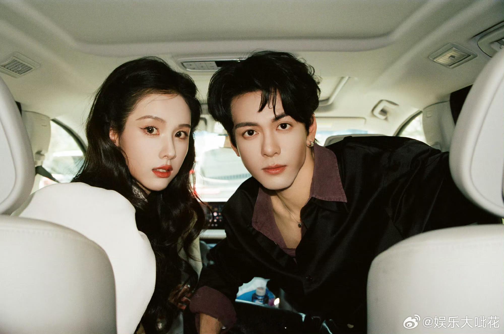 陈都灵曾舜晞脸颊比心陈都灵曾舜晞车内比心自拍 陈都灵曾舜晞在车内比心自拍，好认真