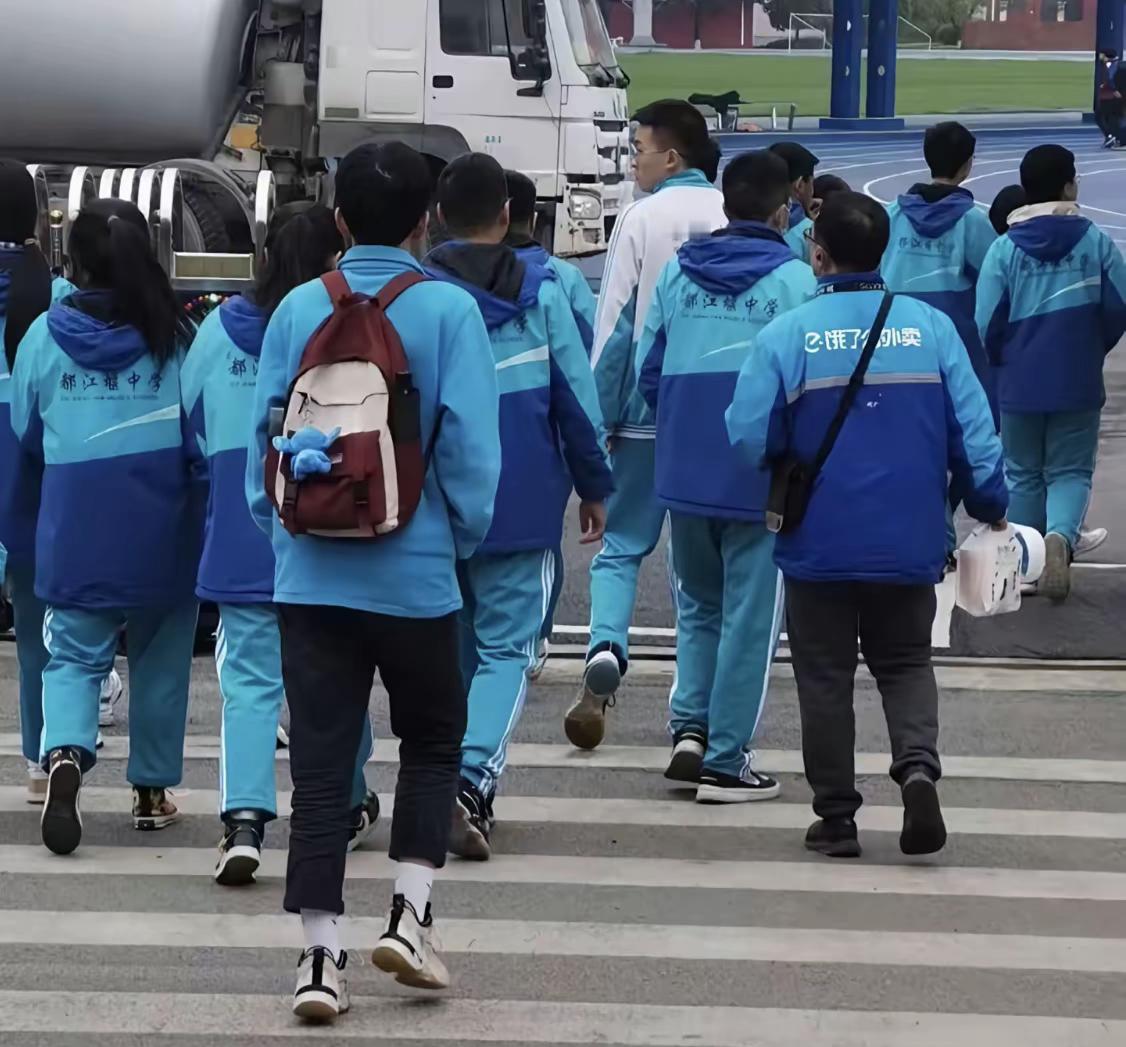 学校的校服从我读小学那会就一直说丑，这都过去三十年了，校服的设计倒是改了，说实话