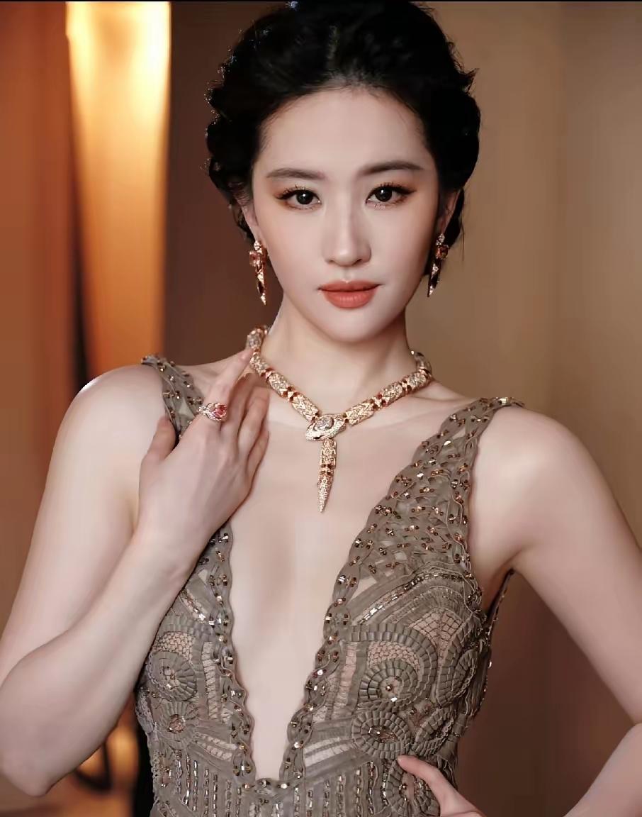 刘亦菲，冲上热搜!

随着宝格丽高珠展得落幕，她的国际舞台表现仍被热议!

米兰