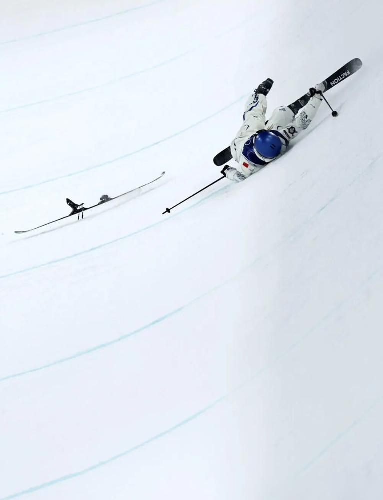 谷爱凌拿下金牌，扭头就在发布会哭了。
米兰的雪场上，她刚完成逆天改命。第一跳失