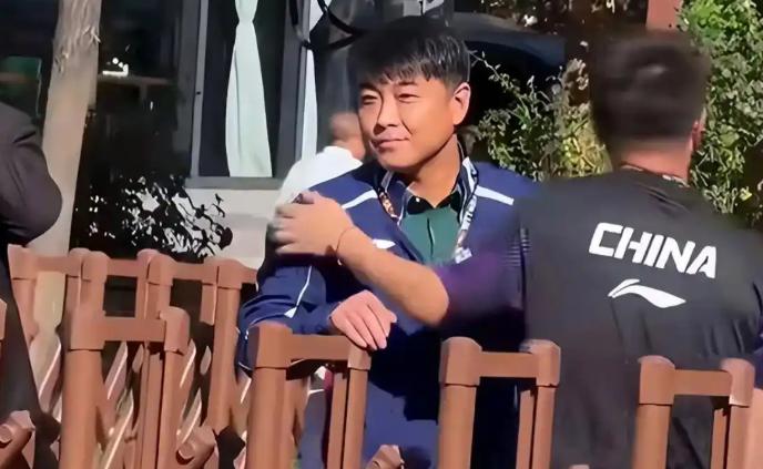 场边竖中指、场外围堵主帅，国乒甚至被逼得现场报警取证！极端“饭圈”这次彻底踢到了