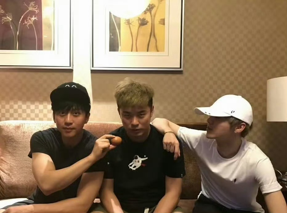 邓超陈赫连续11年为鹿晗庆生邓超陈赫第11年为鹿晗庆生 邓超陈赫连续11年为鹿晗